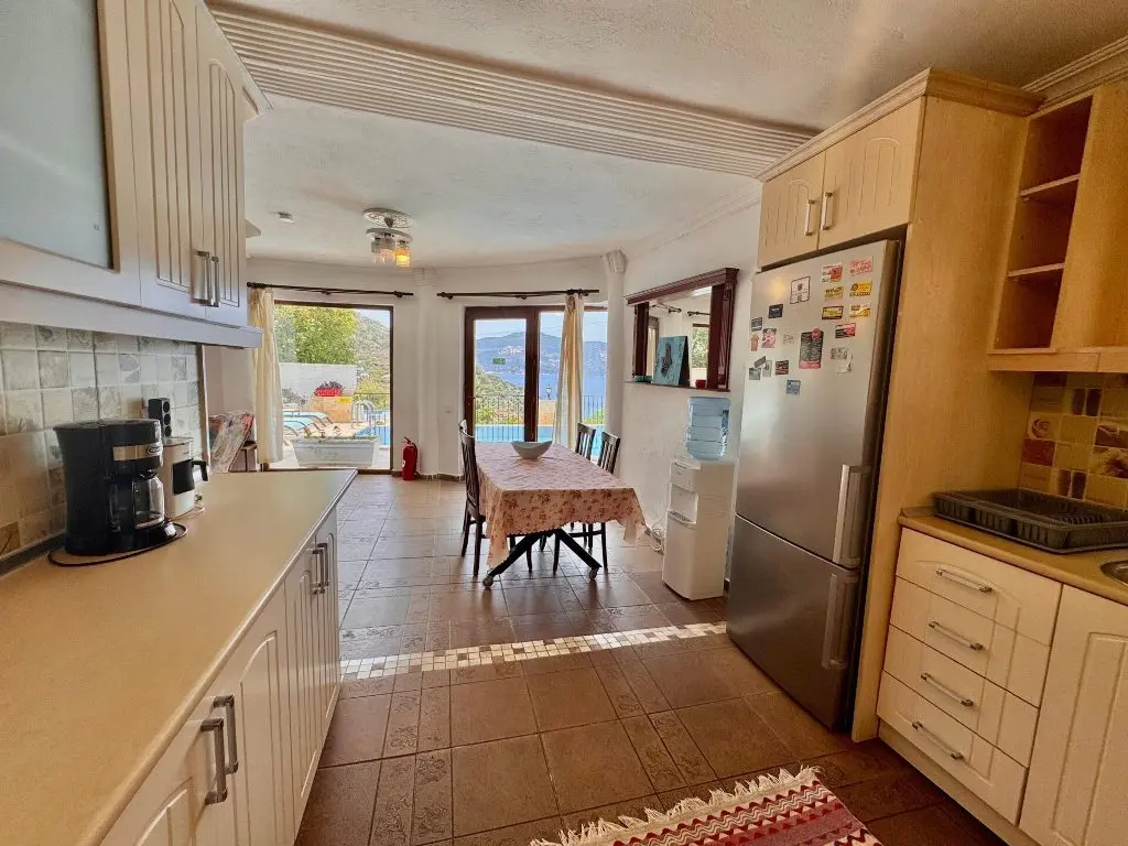 Fitted kitchen